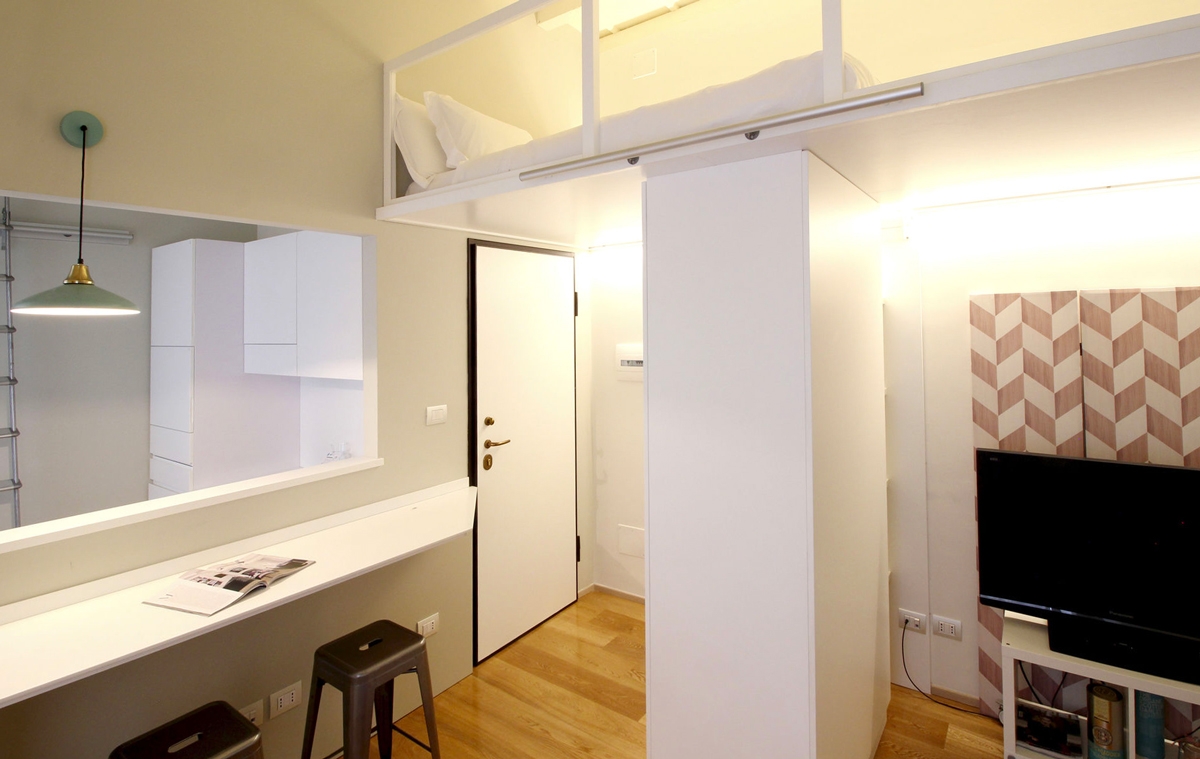 entrance minimal apartment Milan