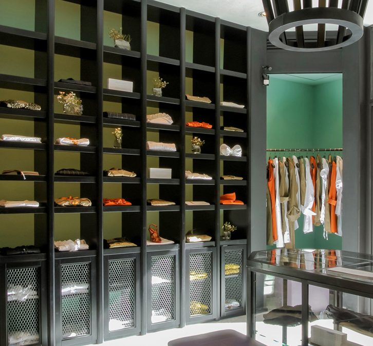 A rigorous store with modern colours