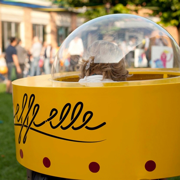 Aliens looking for books land at the kindergarten in Villa di Serio