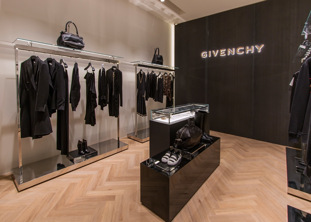 TF Corner monomarca Givenchy 01