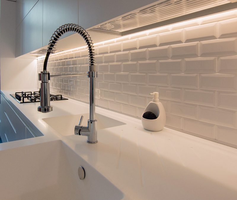 Total white kitchen in a modern classic setting