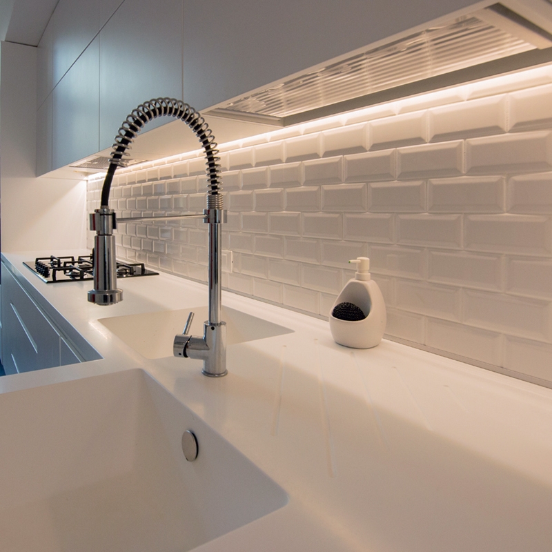 Cucina total white in un ambiente classico moderno