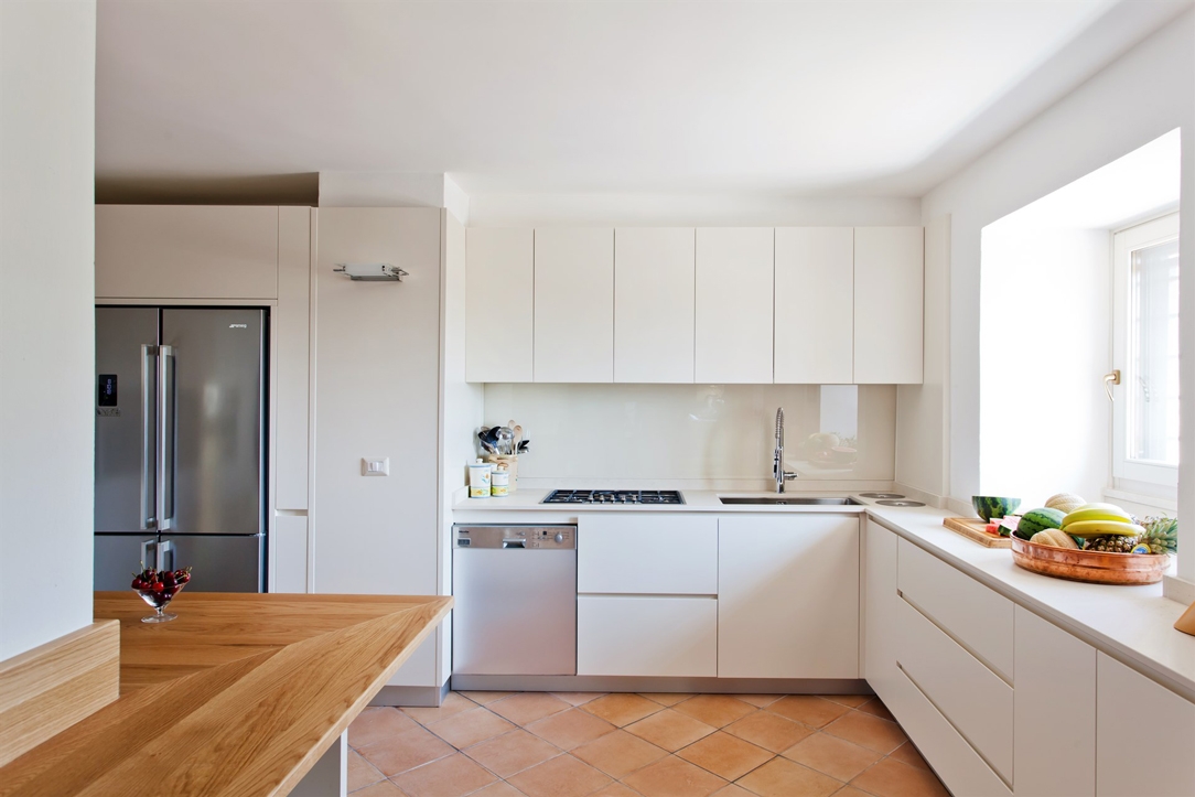 kitchen with lateral Snack Table