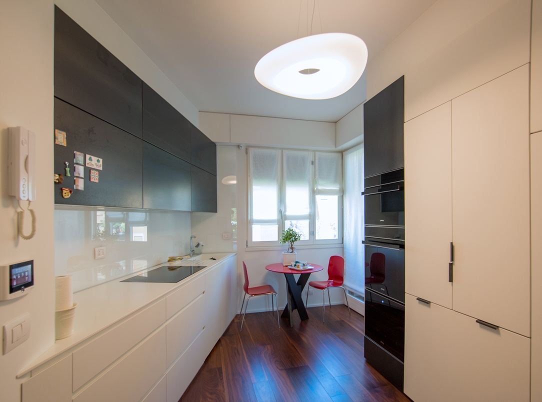 Appartamento Milano finiture eleganti cucina 01