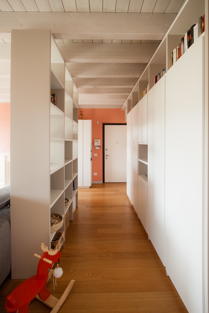 entrance hall pink and white with divider 