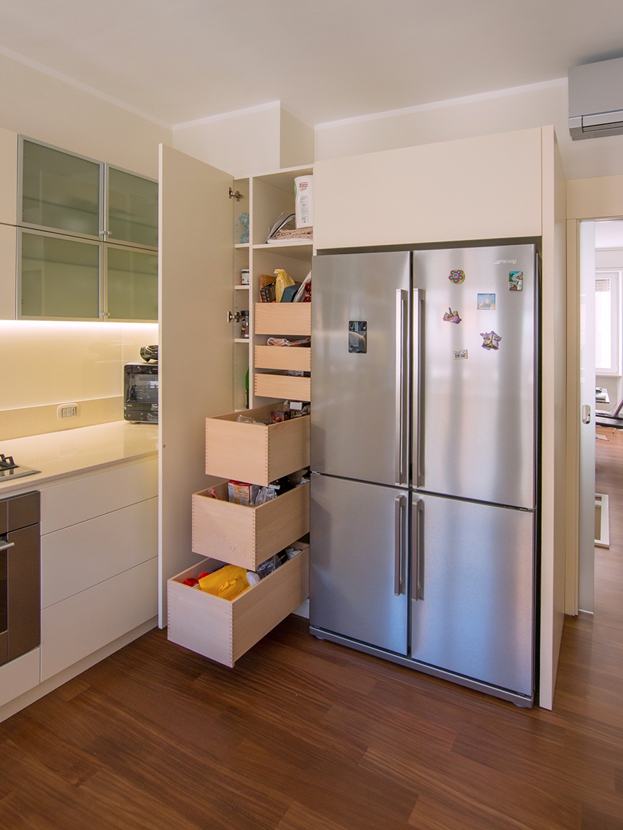 lively kitchen with drawers and shelves