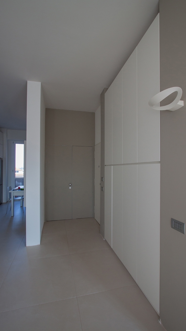 Milan apartment entrance hall_01 Milan apartment entrance hall_01