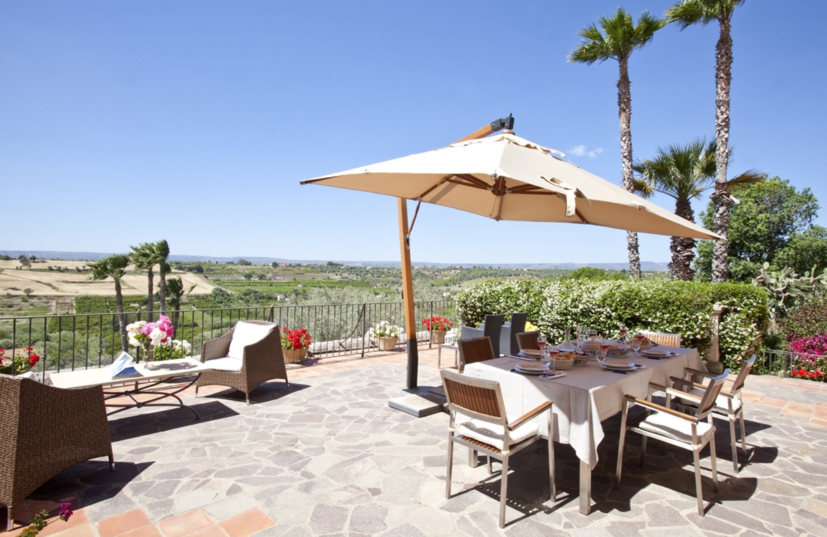 San Tommaso villa outside table