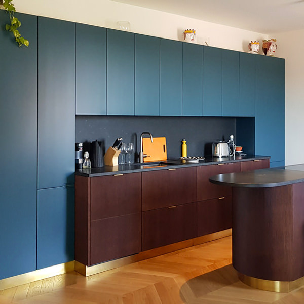 Una cucina moderna blu ceruleo