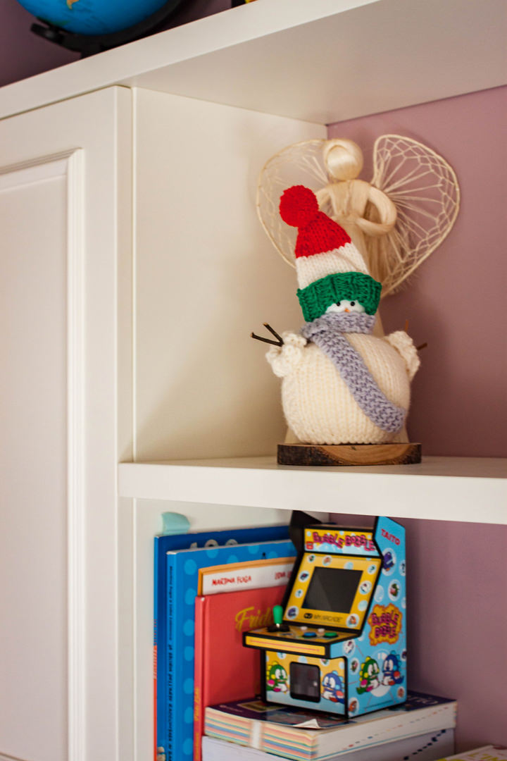 detail-white-laquered-shelves-bedroom