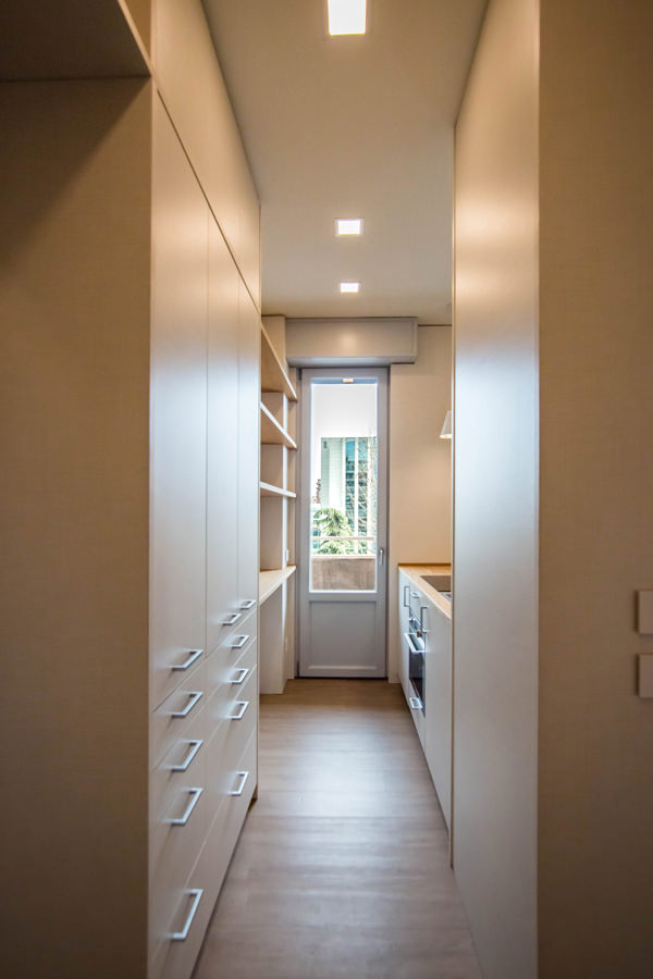 kitchen-access-with-full-height-doors-to-optimize-spaces