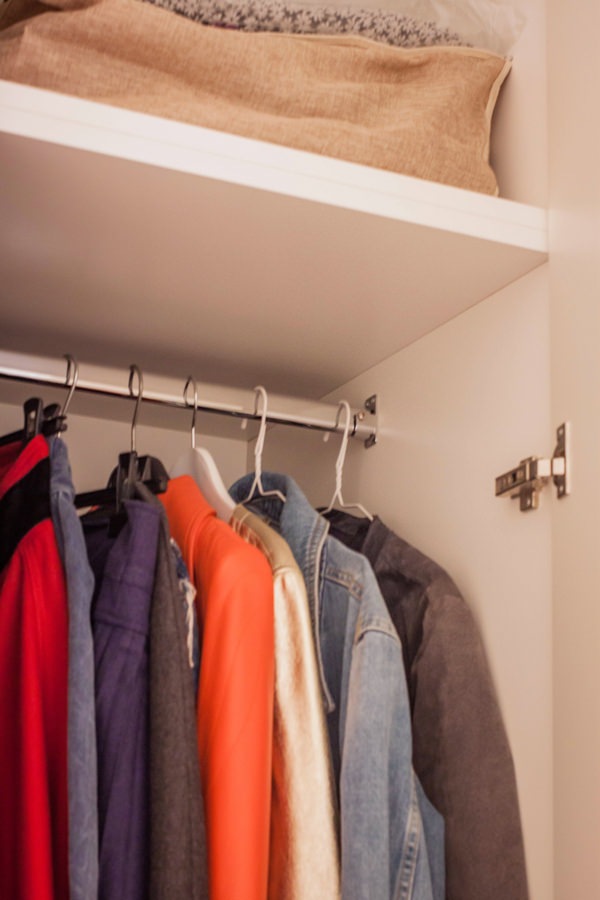 internal-tubular-hanger-shelves-closet-bedroom