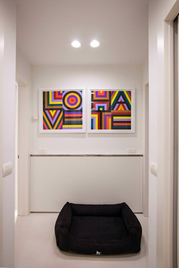 corridoio-boiserie-moderna-quadri-pop-art