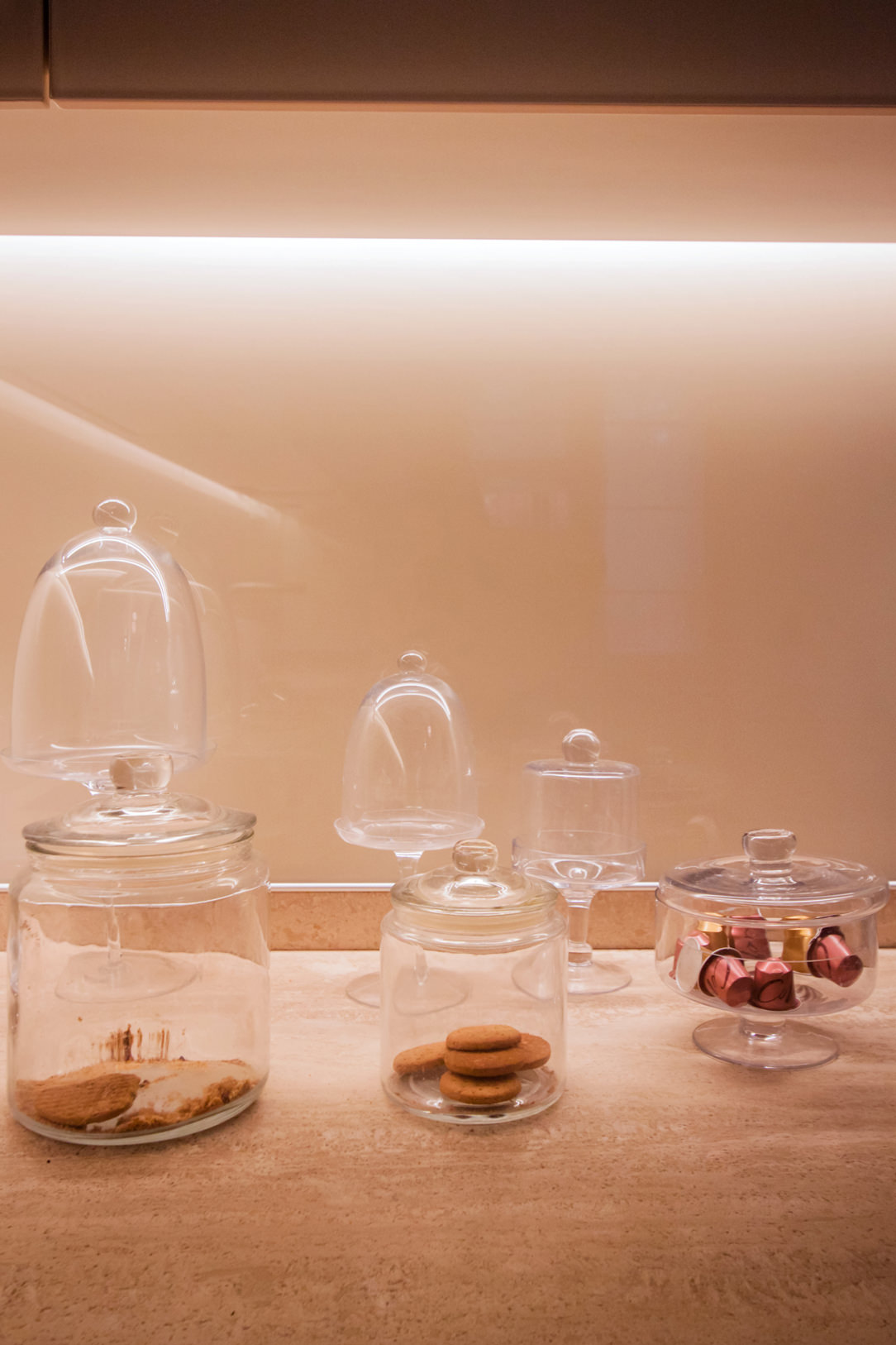 kitchen-countertop-detail-natural-stone-white-lacobel-back-surface