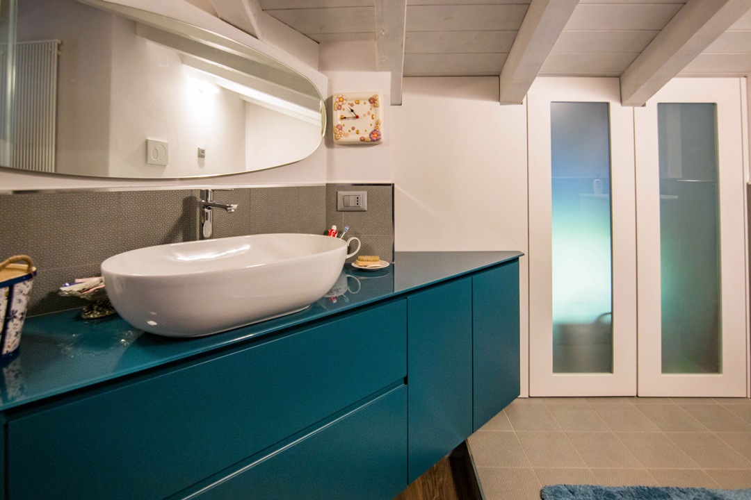 dettaglio-mobile-bagno-sospeso-blu-contemporaneo-maniglie-incavo