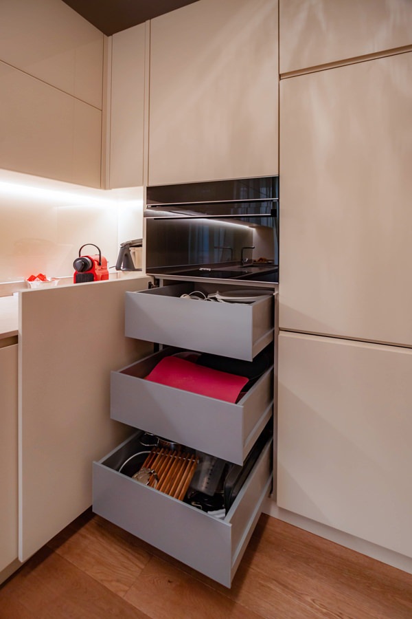 cream-colored kitchen door with aluminum internal drawers