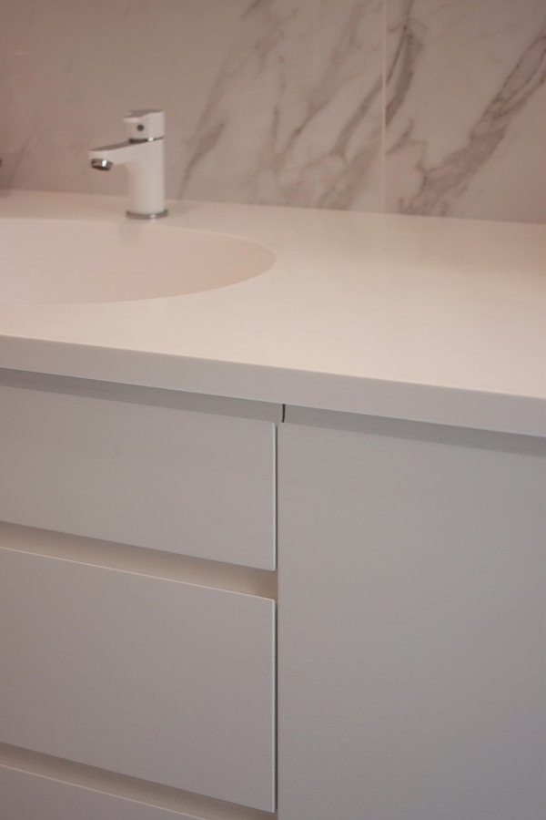 dettaglio mobile bagno cassetti maniglia incavo piano corian