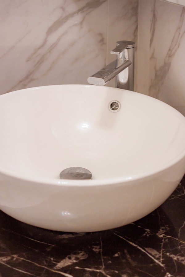 lavabo appoggio corian piano marmo