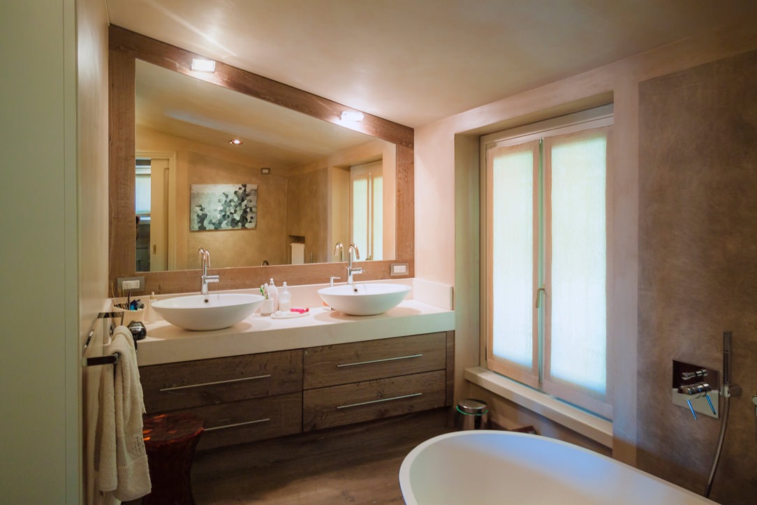 horizontal classic bathroom