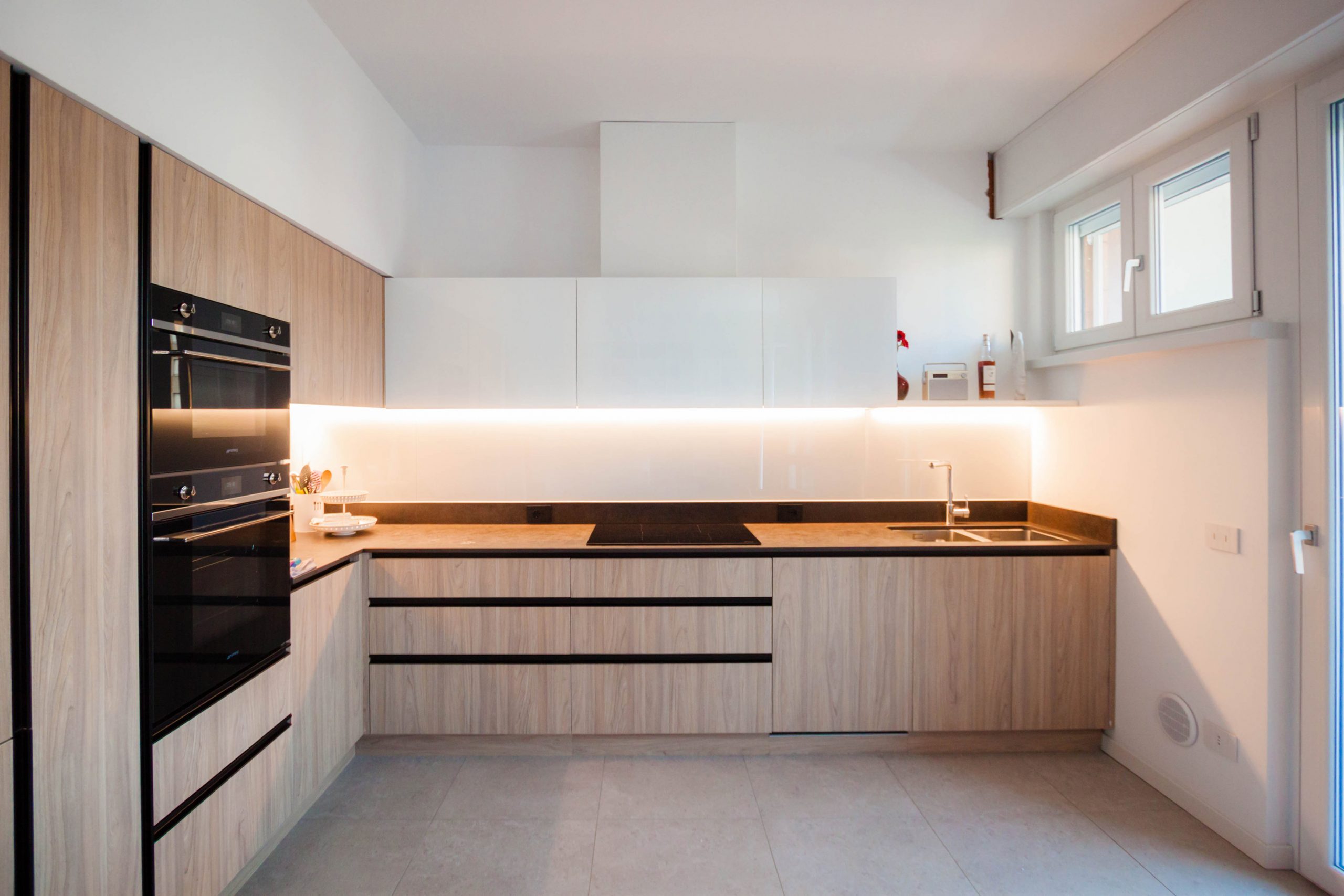 cucina laminato effetto legno pensili bianchi