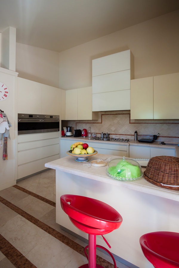 contemporary style kitchen top snack bar red stools