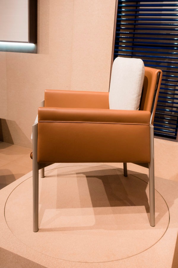 poltroncina pelle Turri Supersalone 2021