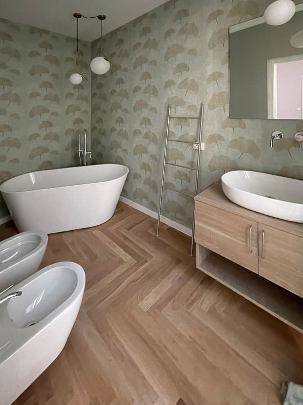bathroom tub design natural colors vintage wallpaper