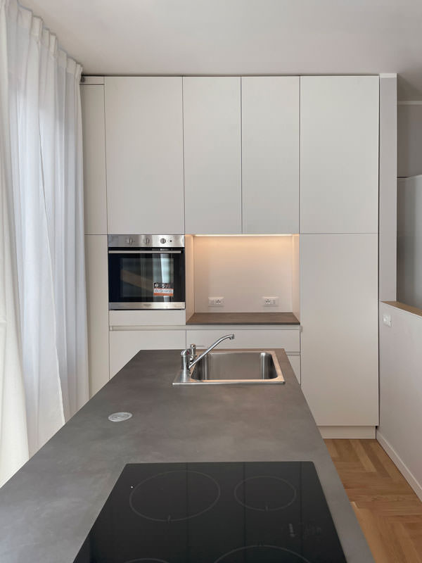 arredamento colonne servizio cucina stile minimal piano bilaminato vano giorno lacobel