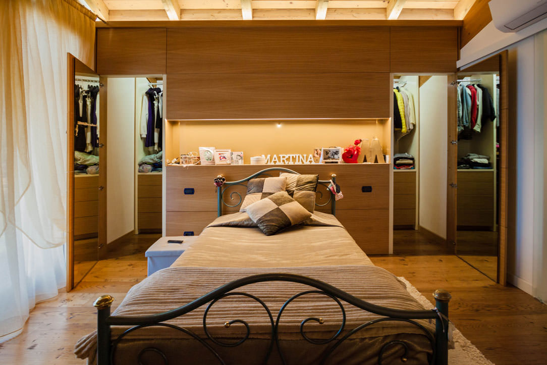 camera-da-letto-in-legno cabina armadio retroletto apertura ante