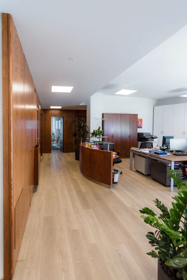 entrance boiserie reception cherry wood open space