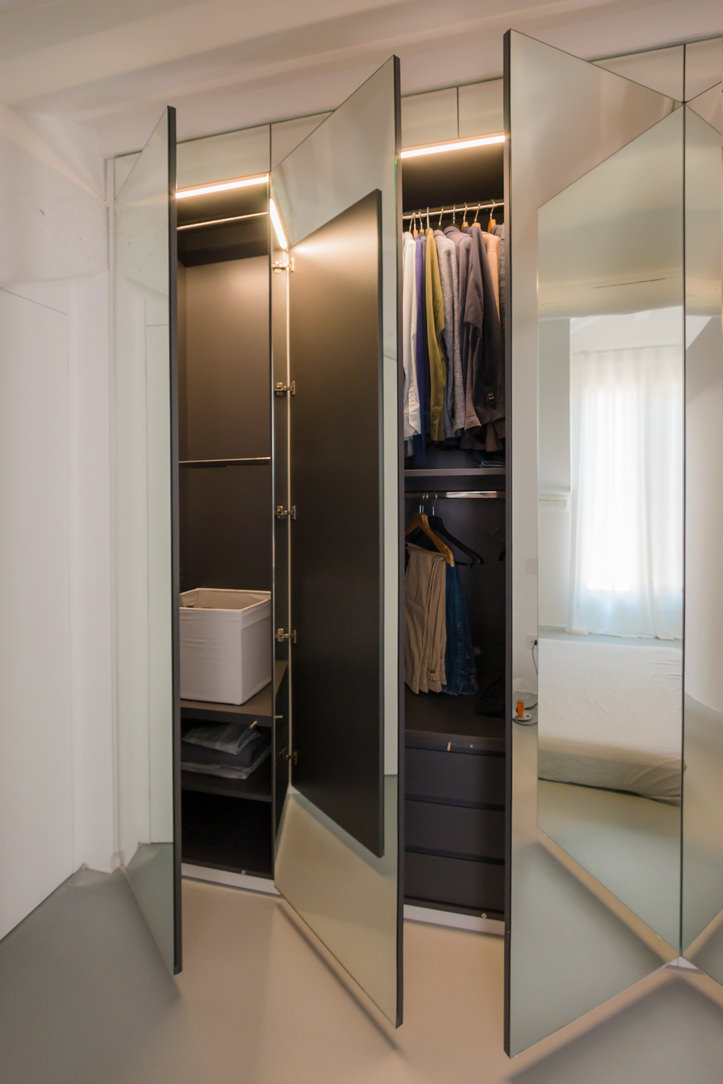 Niche wardrobe with dark interior mirror doors