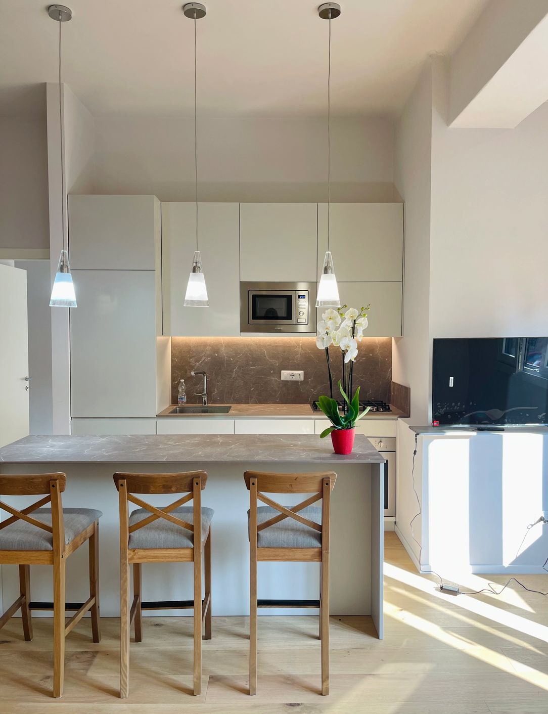 Minimal white Kitchen