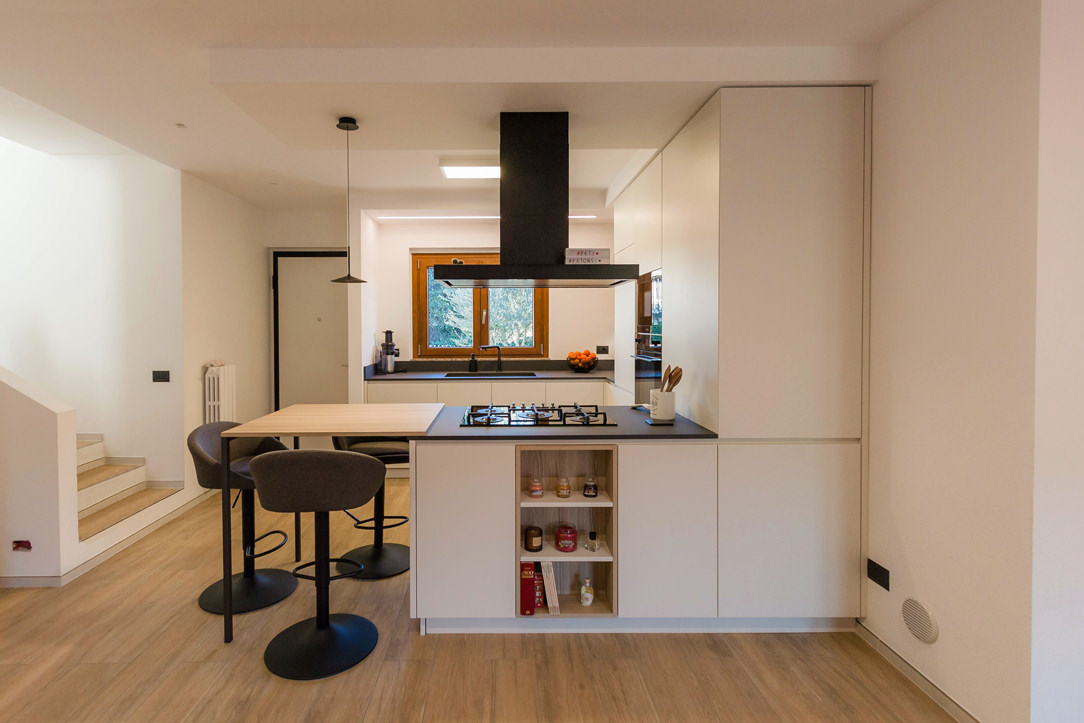 Corner kitchen with peninsula shades of grey oak wood open compartment