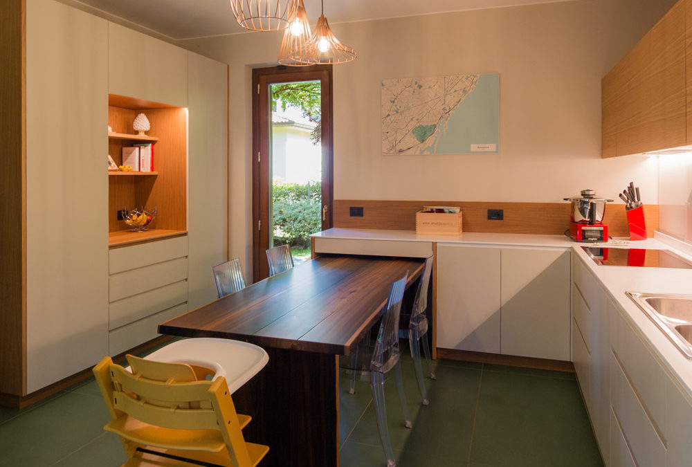 Cozy and Versatile Oak Kitchen: A Symphony of Design and Functionality