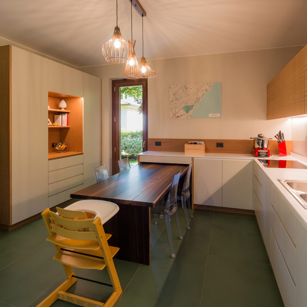 Cozy and Versatile Oak Kitchen: A Symphony of Design and Functionality