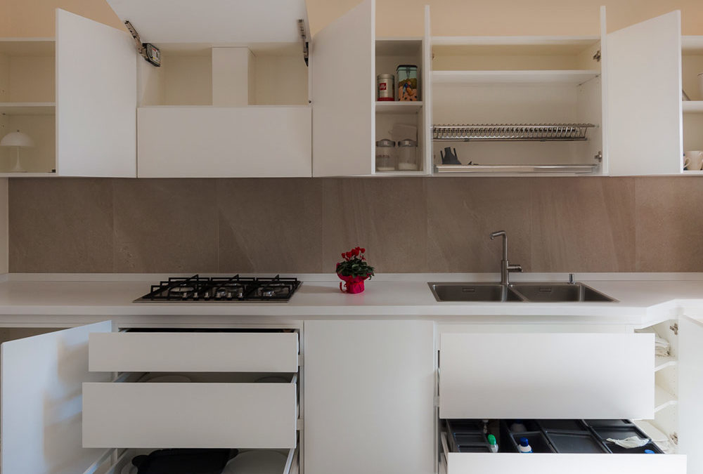 Cucina Moderna Bianca: L’eleganza del Minimalismo Urbano