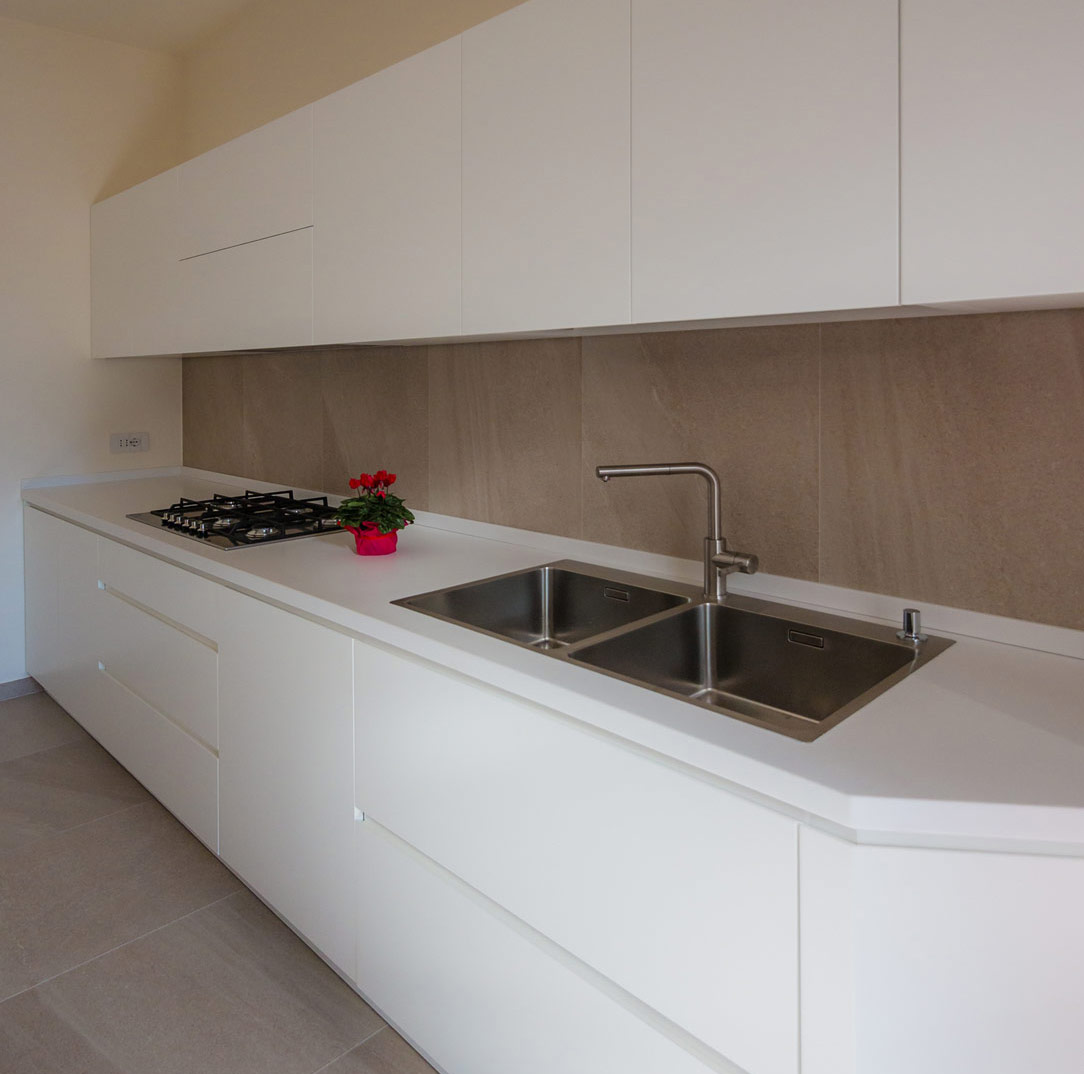 lateral white kitchen