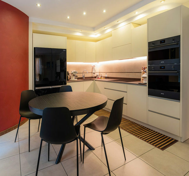 Space Transformation: Corner Kitchen with Extendable Round Table