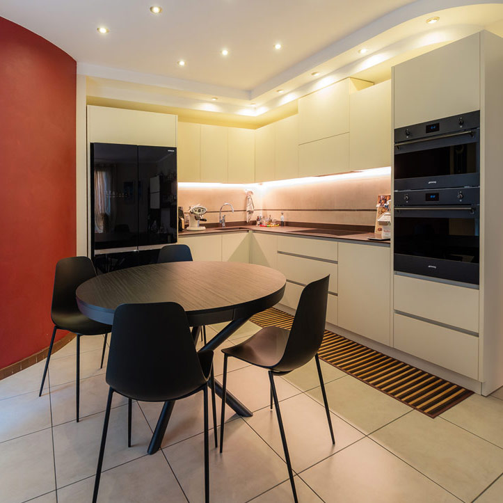 Space Transformation: Corner Kitchen with Extendable Round Table
