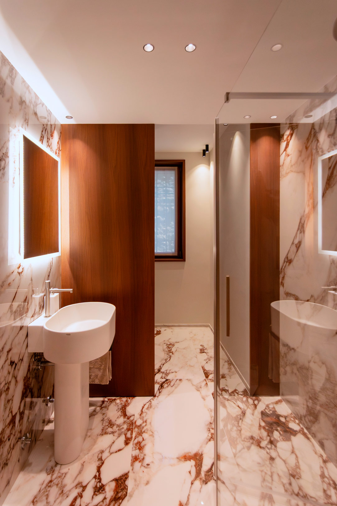 bagno rovere e marmo