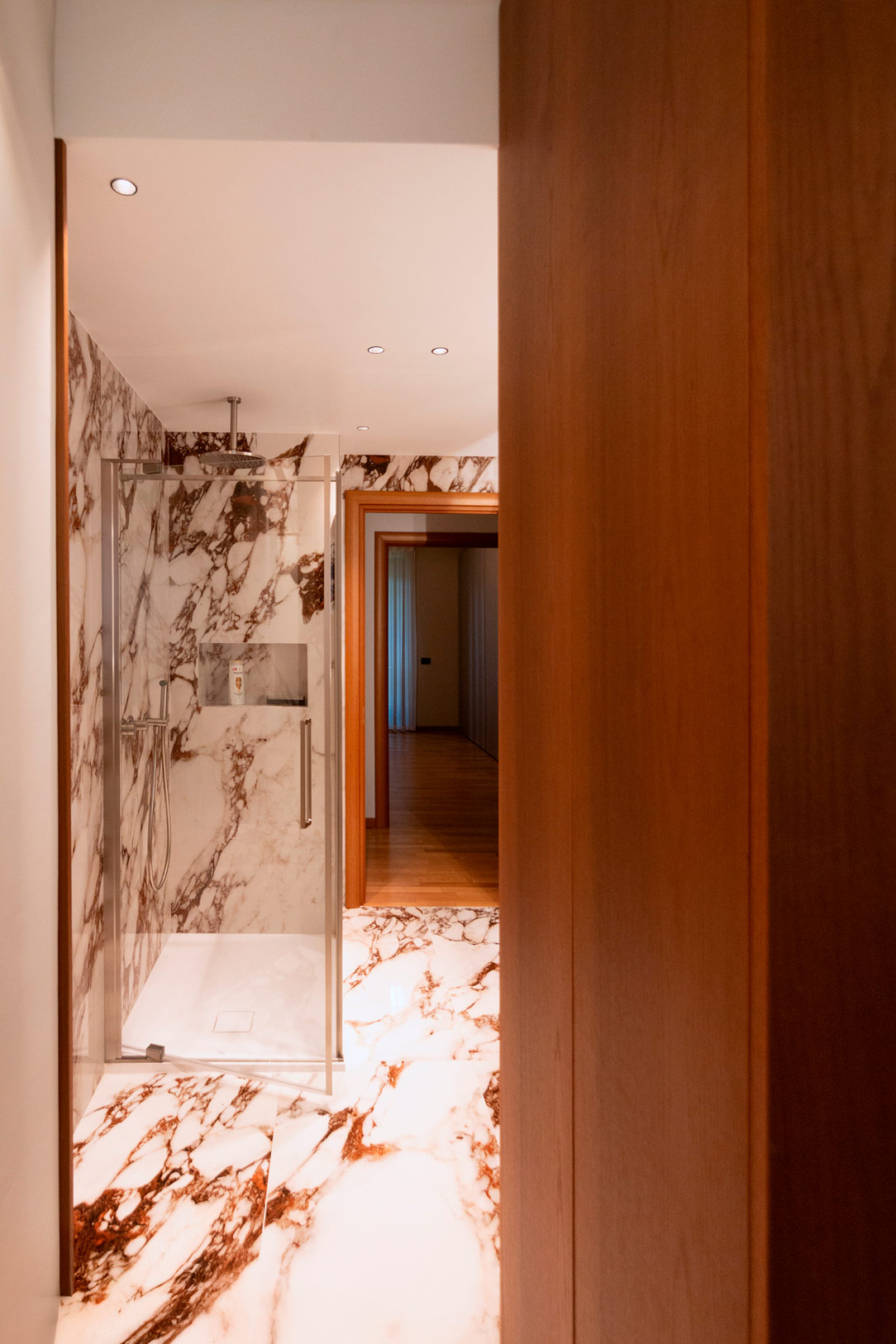 bagno rovere e marmo