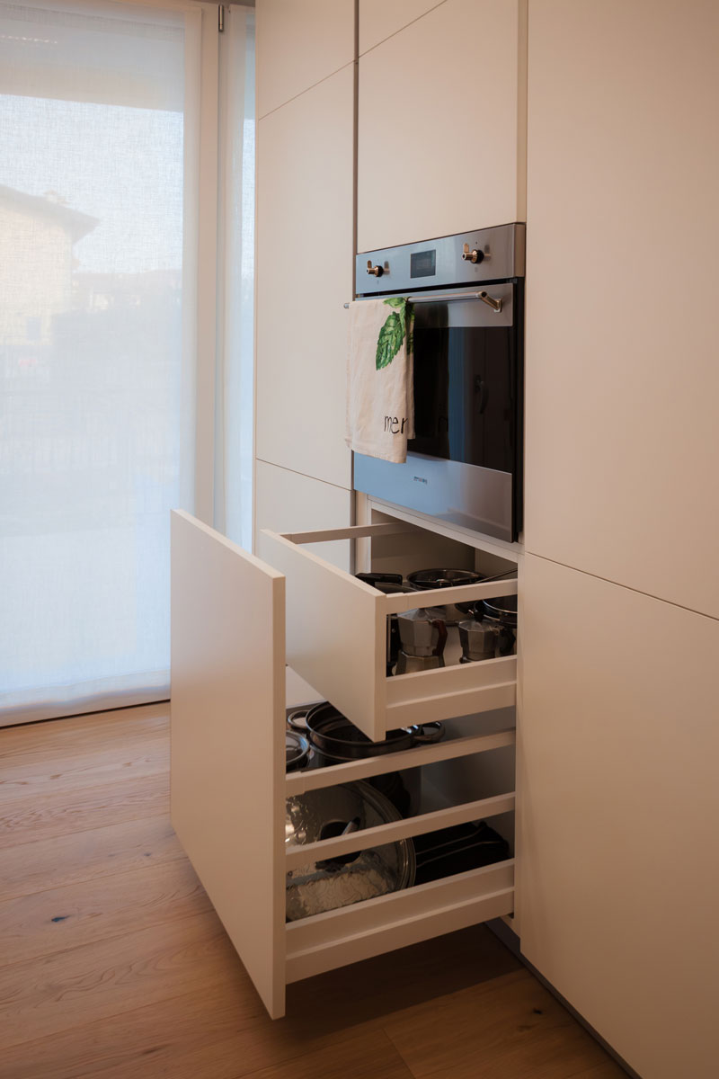 Colonne-dispensa-estraibile-frontale-cassetto-interno-02 Colonne dispensa estraibile frontale cassetto interno 02