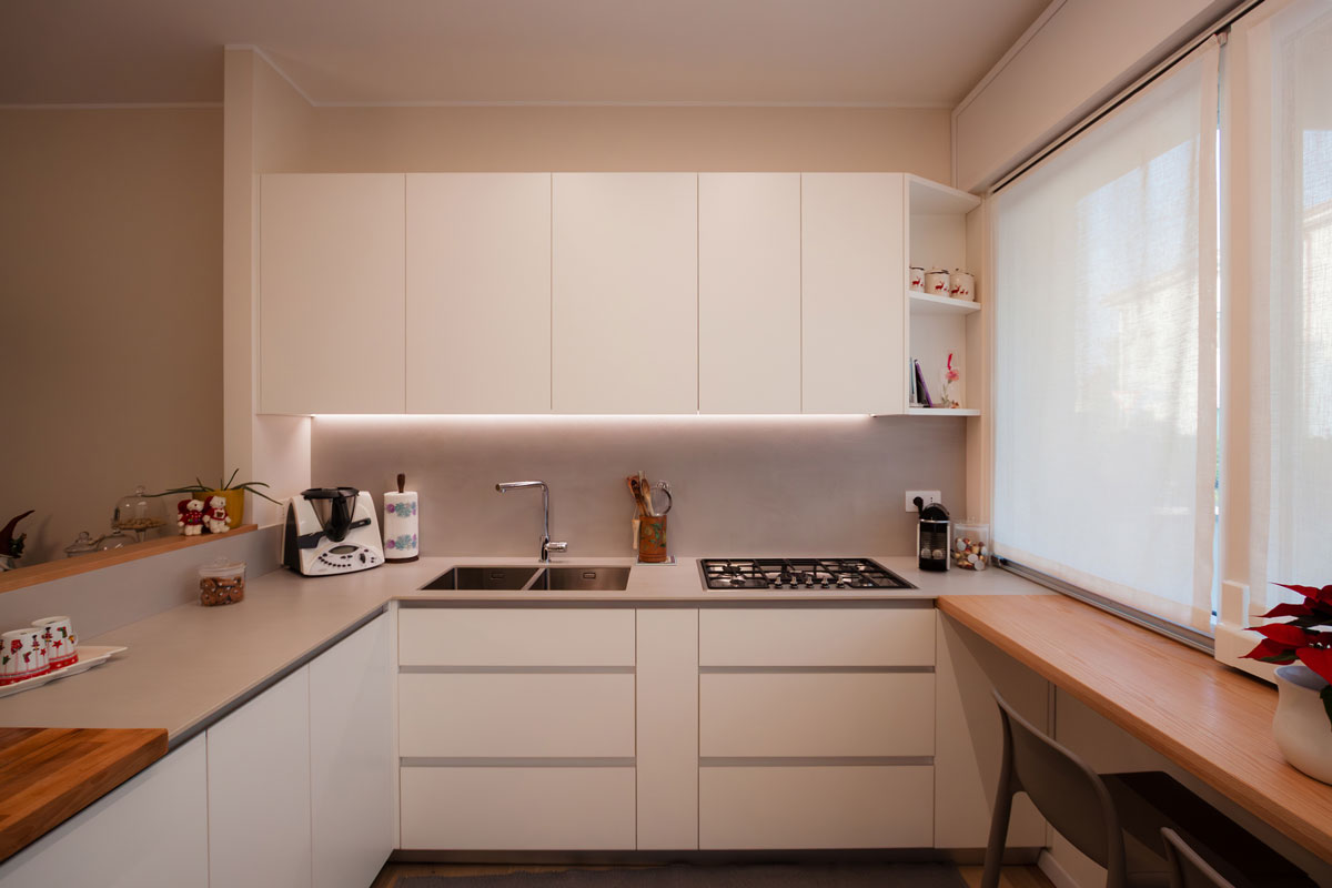 cucina-bianca-nobilitato-e-legno-rovere-01