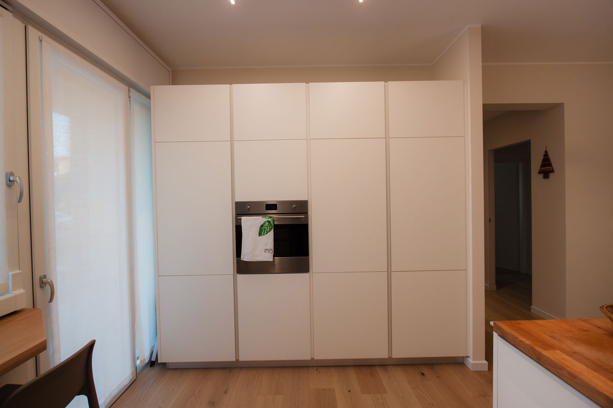 cucina-bianca-nobilitato-e-legno-rovere-04 cucina bianca nobilitato e legno rovere 04