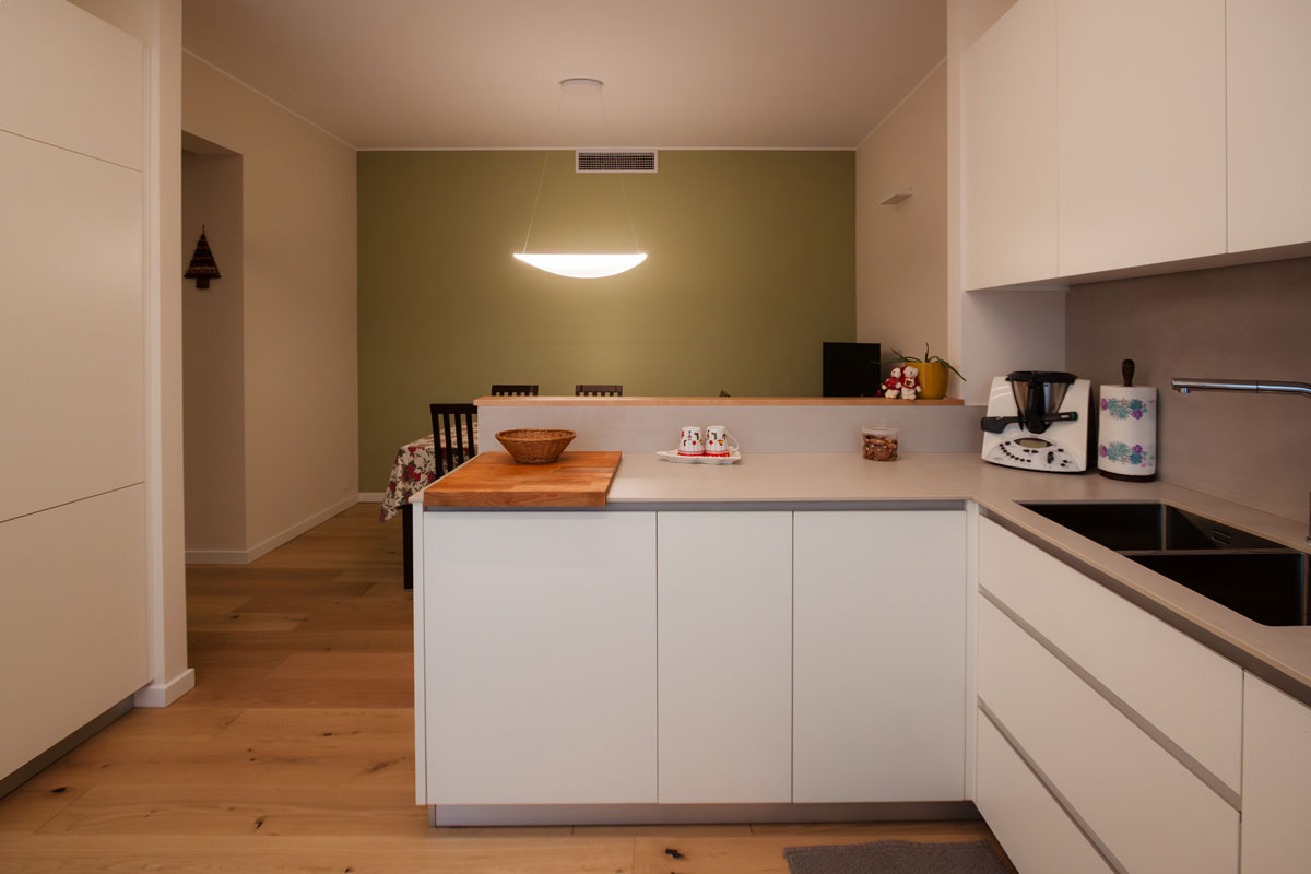 cucina-bianca-nobilitato-e-legno-rovere-05