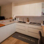 cucina-bianca-nobilitato-e-legno-rovere-copertina