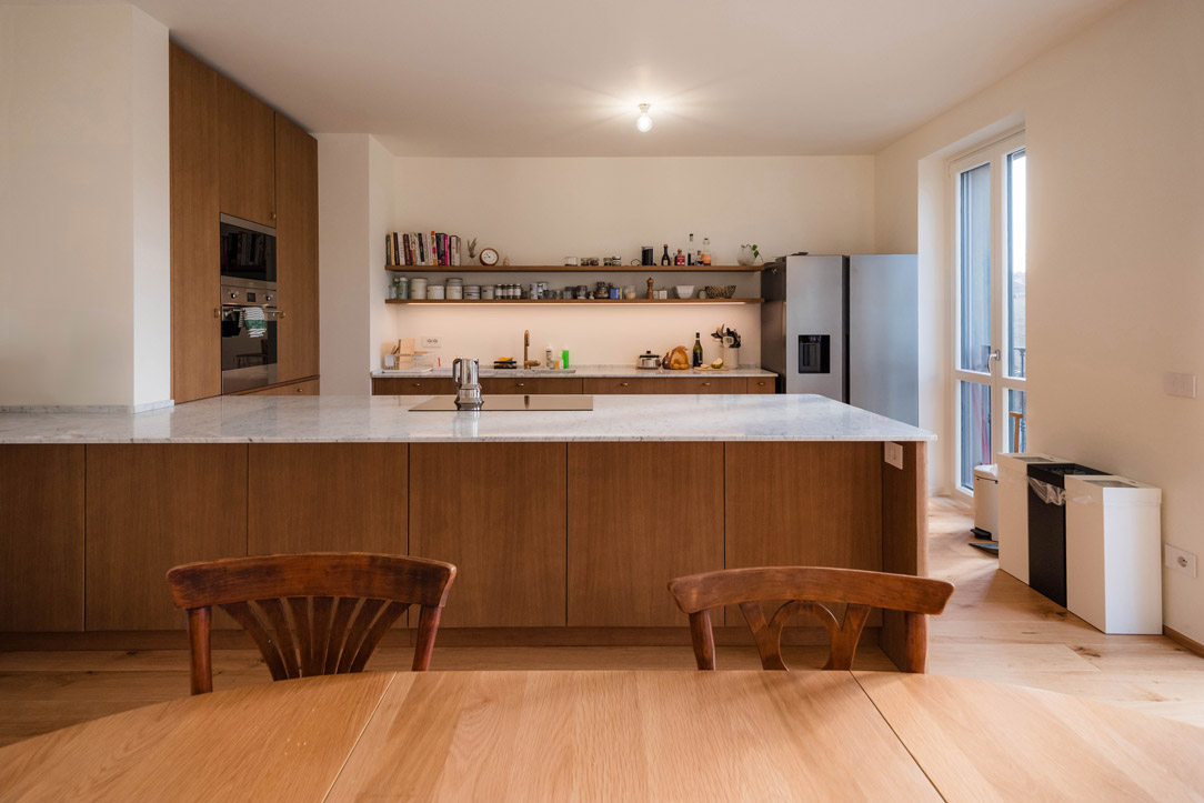 Cucina rovere tinto spazzolato piano marmo bianco carrara 01