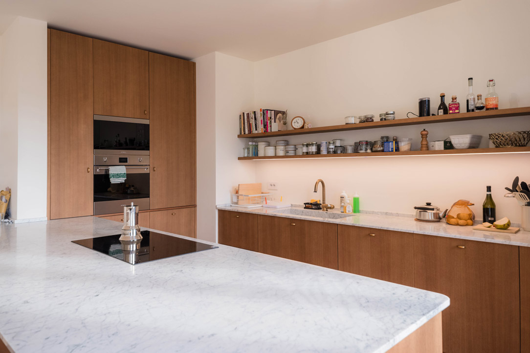 Cucina rovere tinto spazzolato piano marmo bianco carrara 04