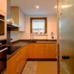 Dekton Laurent, grigio perla, cucina in rovere