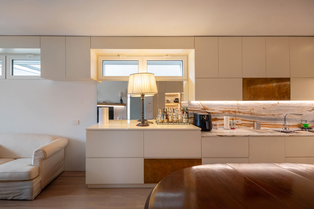 cucina marmo, bronzo e specchio anticato